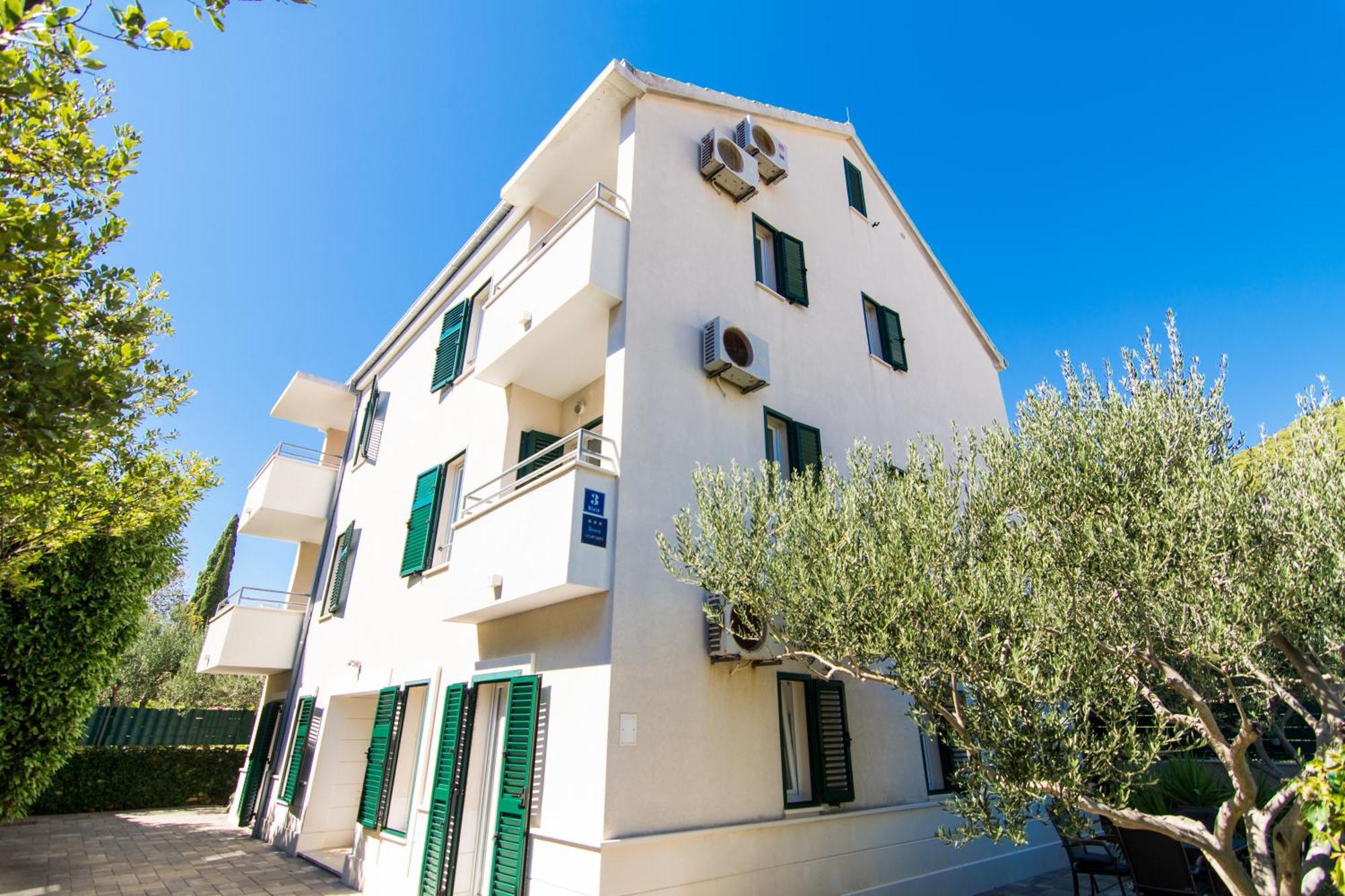 Rici Ii Apartament *